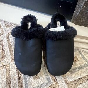 NWT Aerie Black Fuzzy Clogs/Slippers Size 6